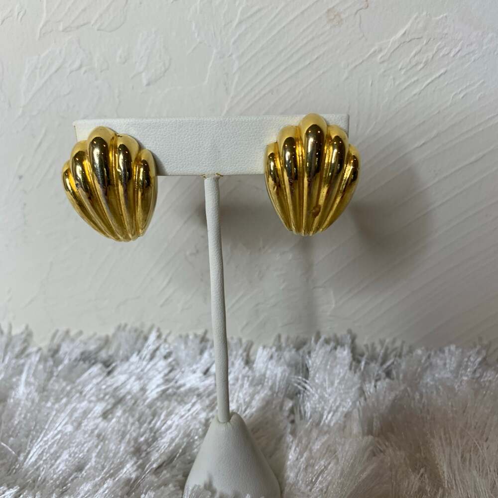Vintage Gold Shell Shaped Clip On Earrings 1.25" x .75"